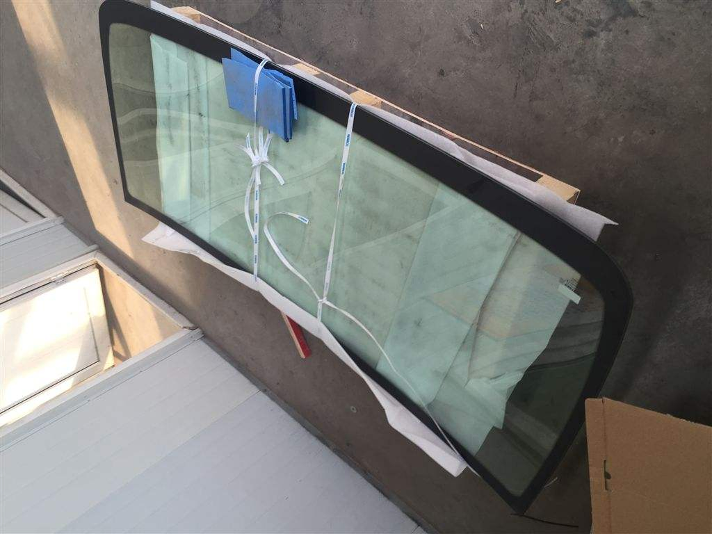 Sinotruk HOWO Truck Spare Parts Front Windshield Glass 810W62450-0078