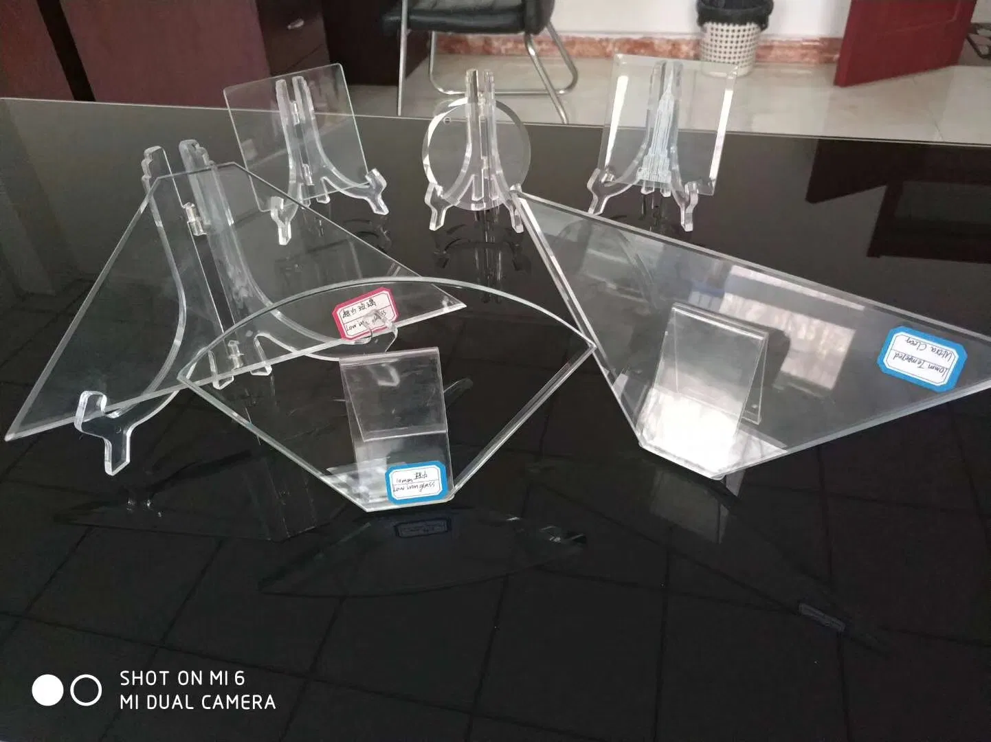 China Clear Floating Quarter Circle Tempered Wall Corner Glass Shelves with Polished Edge Wholesale