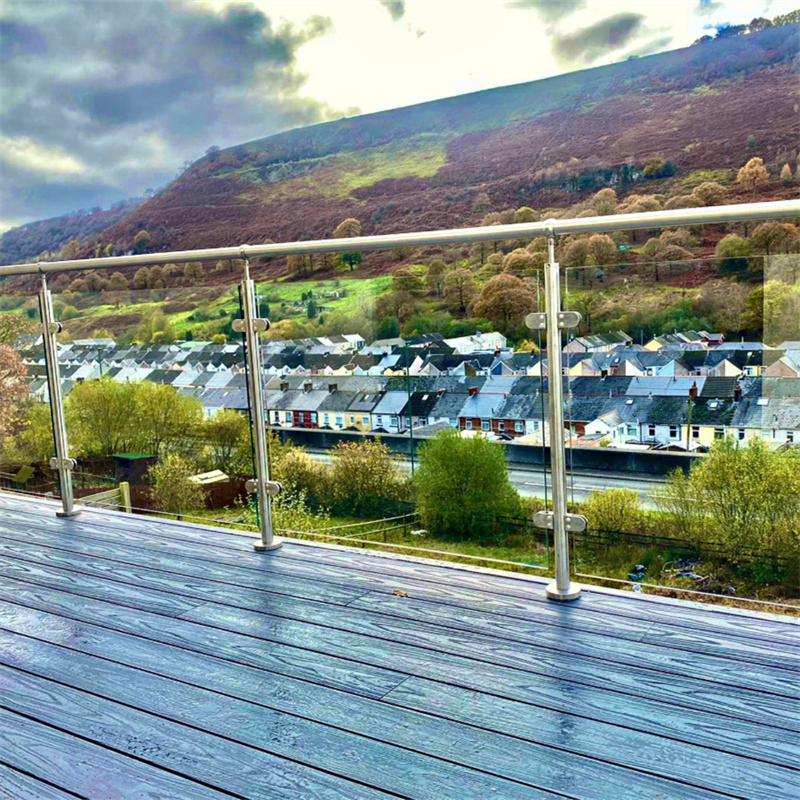 Barandilla Balaustre System with Three Quarter Tube Supports and Glass Railing