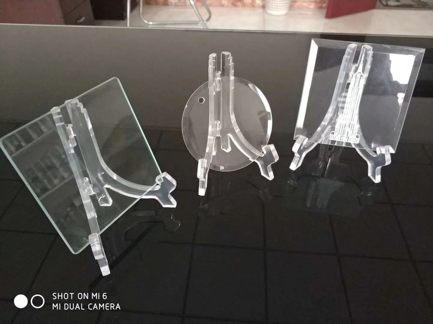 China Clear Floating Quarter Circle Tempered Wall Corner Glass Shelves with Polished Edge Wholesale