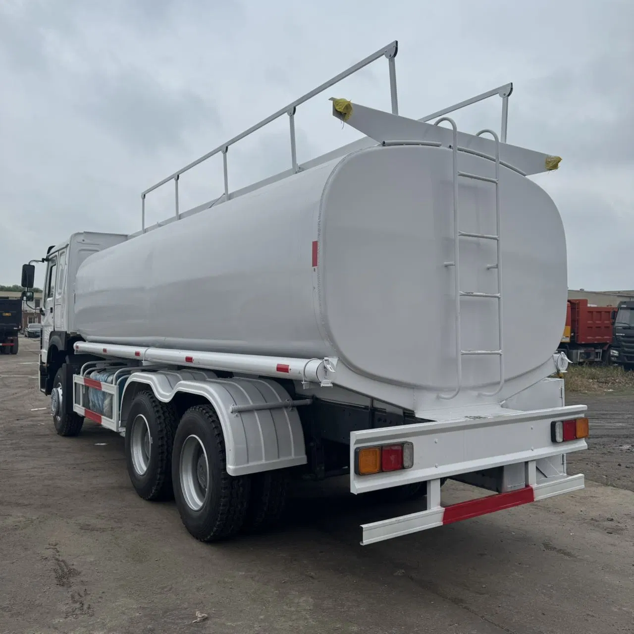 Used Truck Chinese Brand Hot Sale Left/Right Hand Drive Heavy-Duty Industrial 8X4 4X2 371HP/380HP/400HP/420HP Oil Transport HOWO 6X4 Fuel Tank Truck