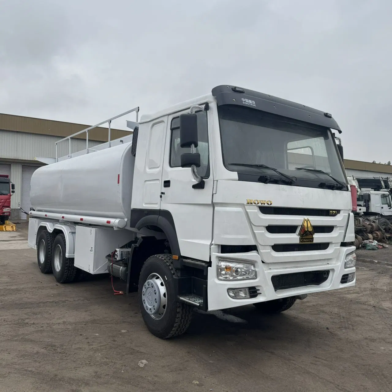 Used Truck Chinese Brand Hot Sale Left/Right Hand Drive Heavy-Duty Industrial 8X4 4X2 371HP/380HP/400HP/420HP Oil Transport HOWO 6X4 Fuel Tank Truck