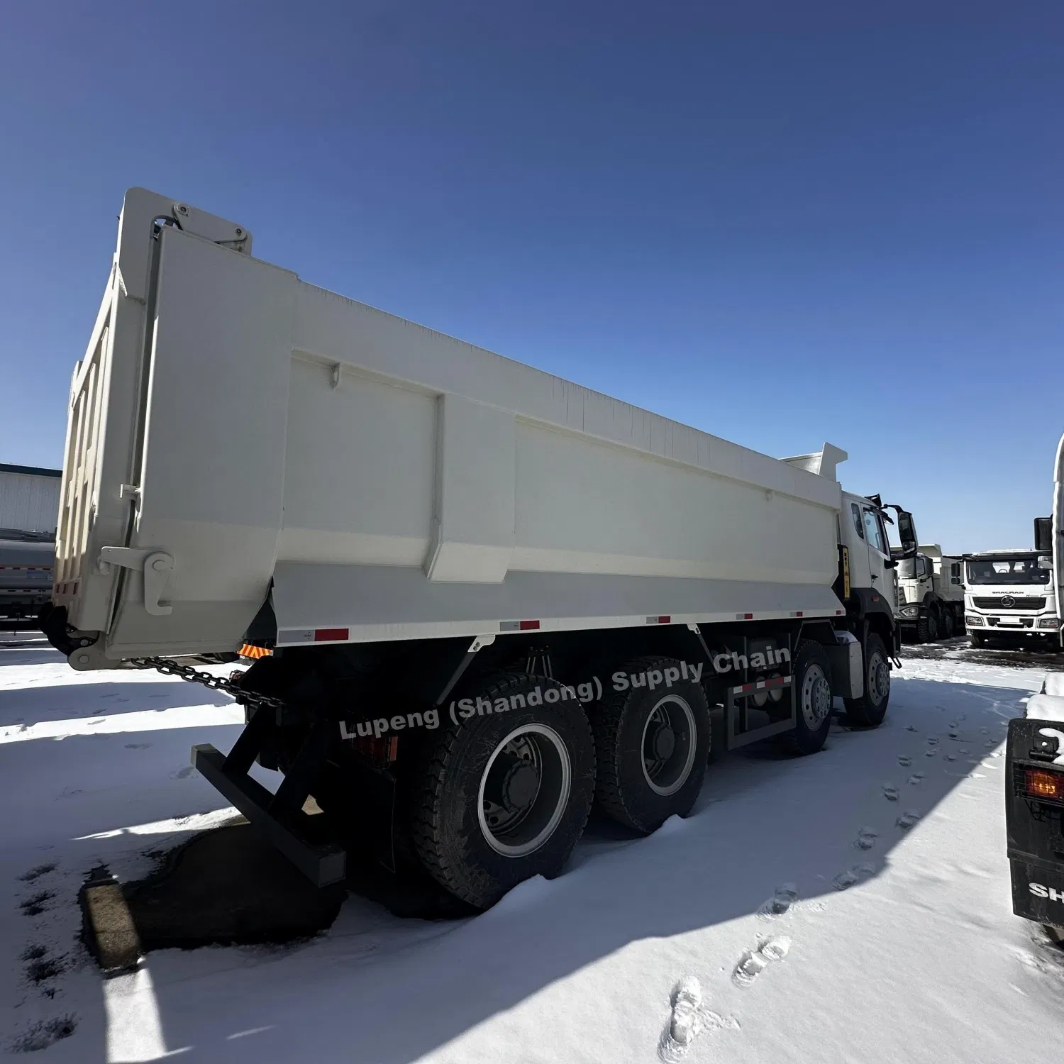 Sinotruk Heavy Duty 8X4 HOWO Nx Tipper Mining Mine Tipping Dump Truck