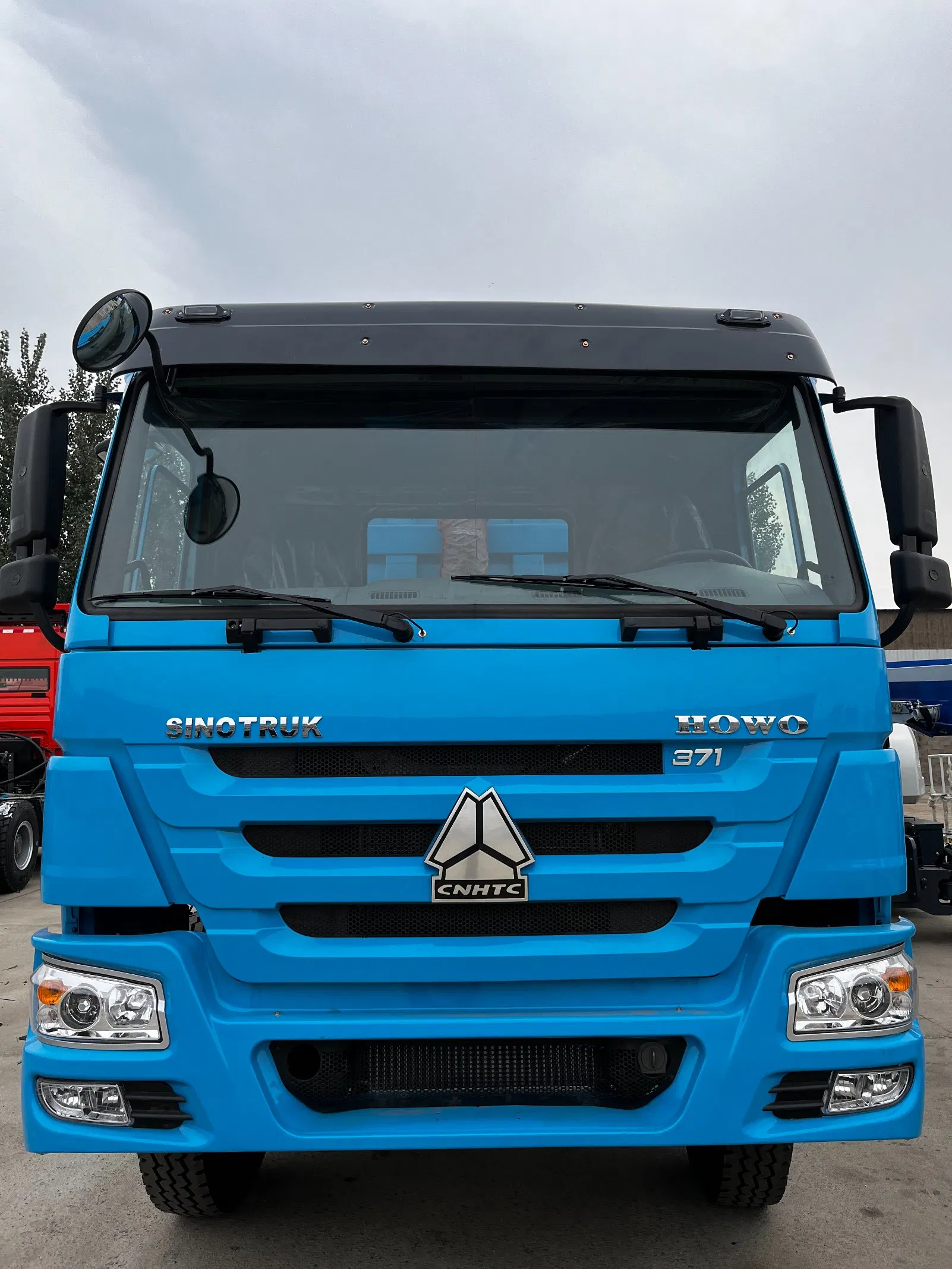 HOWO 8X4 Radial Tyre Dump Truck for Construction Projects