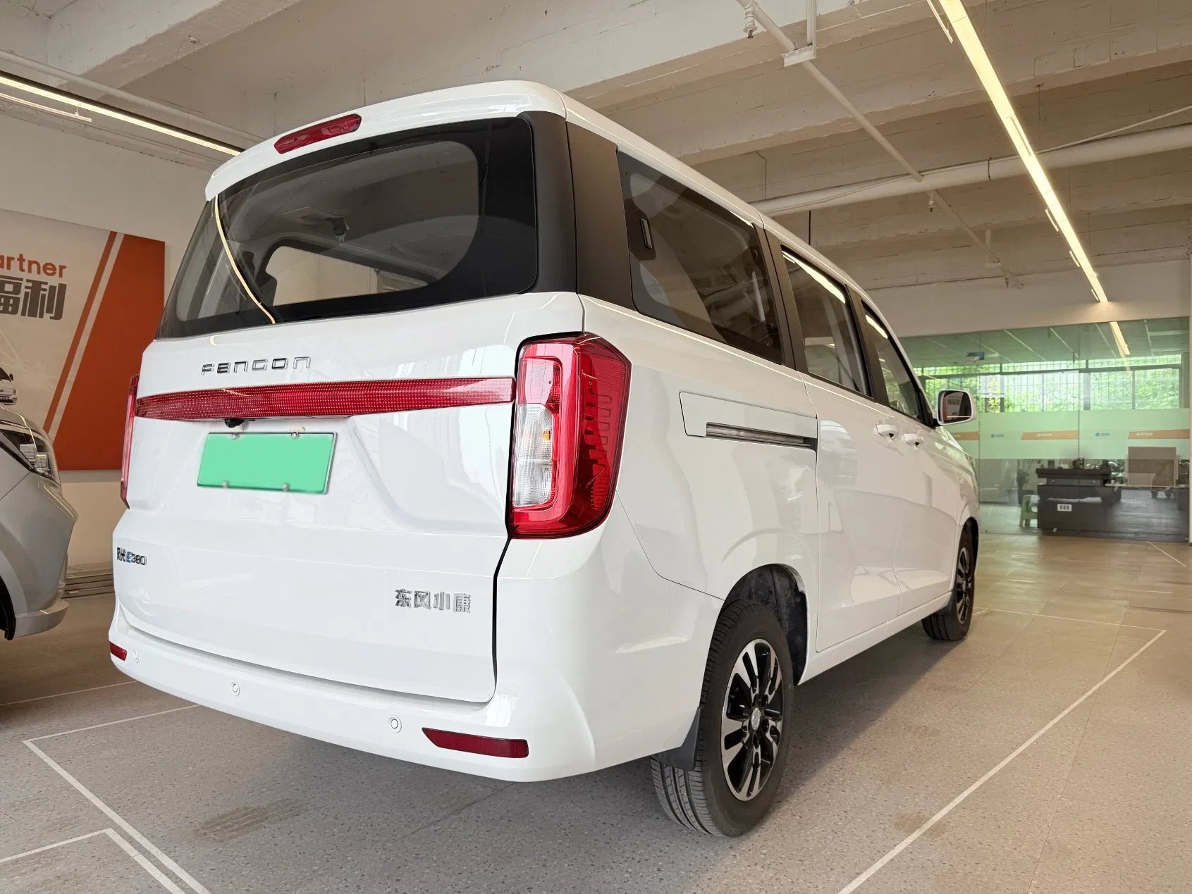 350km Dong Feng Van Byd Electric Engine Mini Bus with 8 Seater