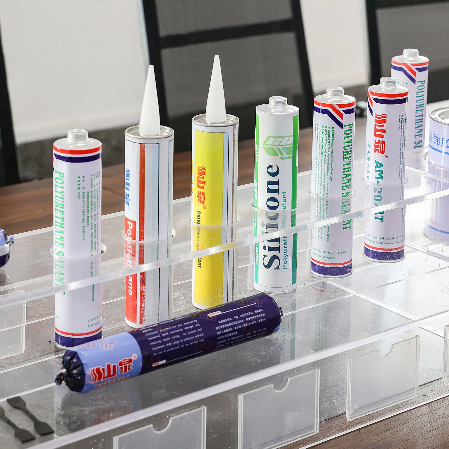 Vibration - Dampening Black Polyurethane Sealant for Auto Window Glass