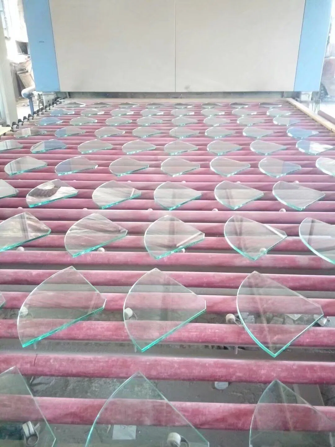 China Clear Floating Quarter Circle Tempered Wall Corner Glass Shelves with Polished Edge Wholesale