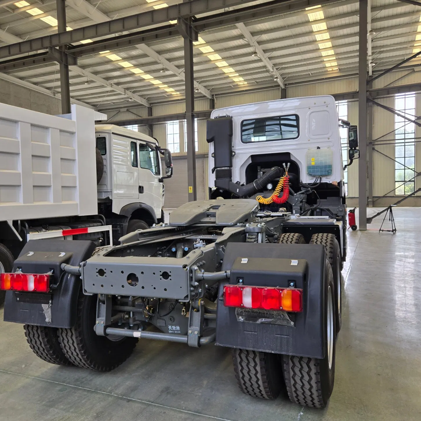 Sinotruk HOWO 6X4 Heavy Duty Tow Tractor Head 400HP New Diesel Truck Trailer Rear Camera Euro 2 Emission Weichai Left for Sale