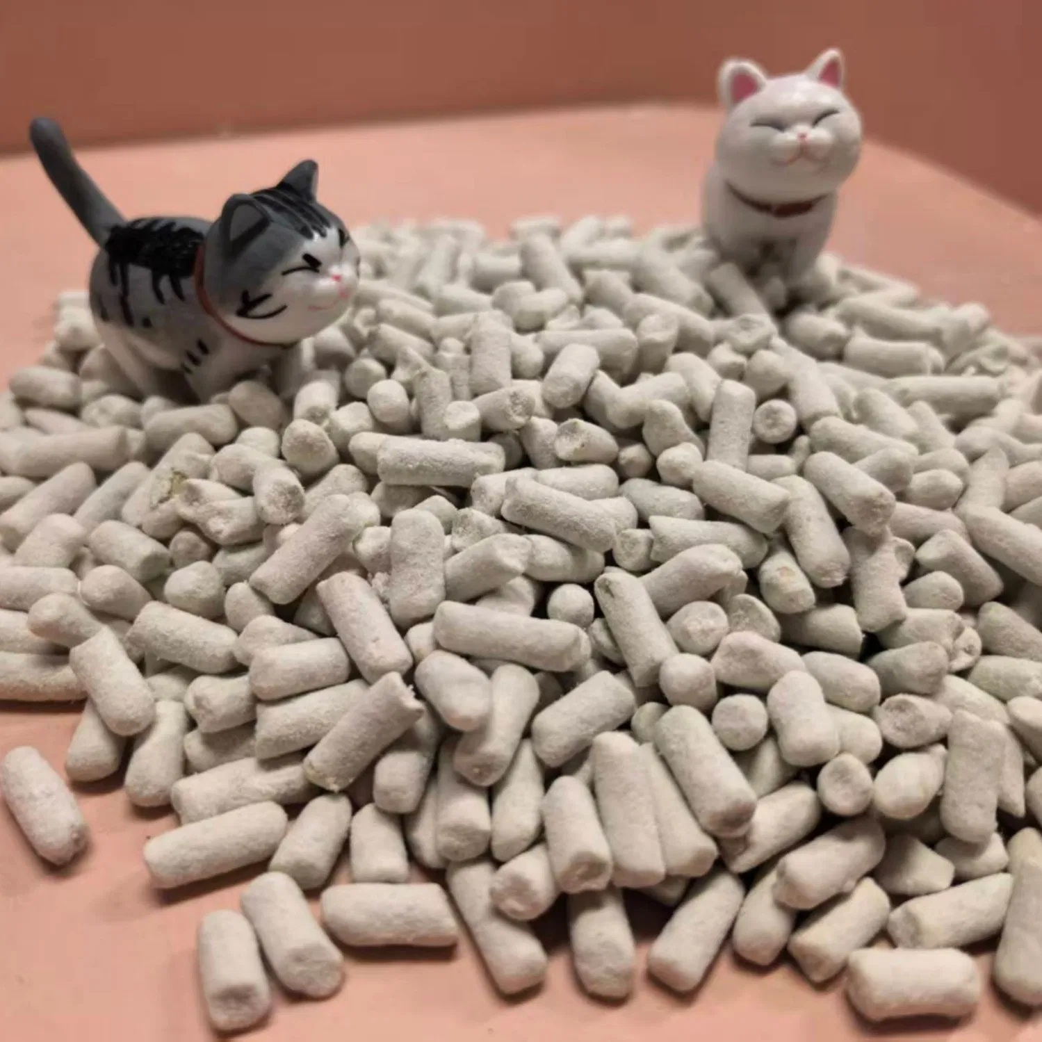 A areia para gatos de pelotas de papel com baixo pó oferece excelente absorção e integridade dos torrões através da tecnologia de fibra de papel pura