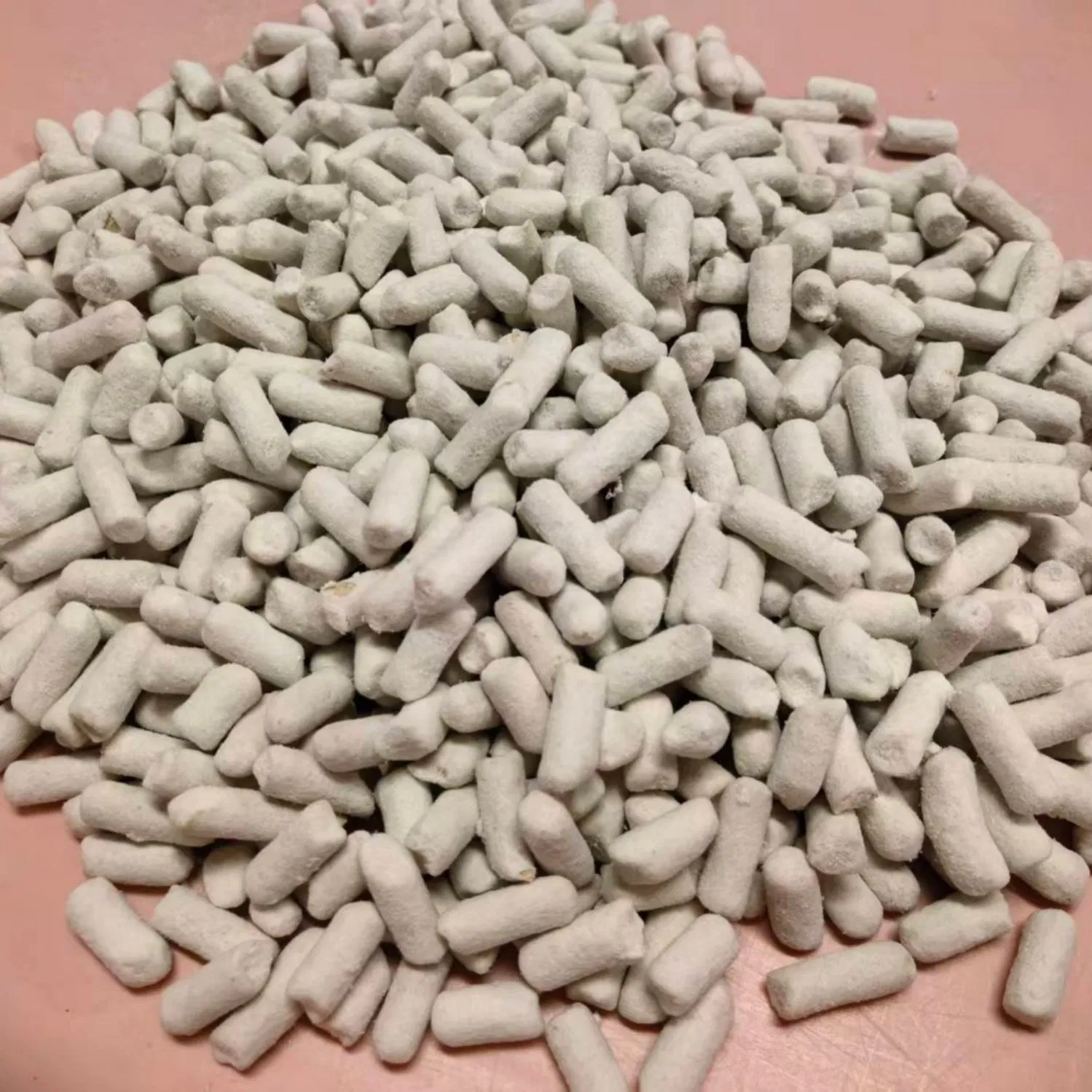 A areia para gatos de pelotas de papel com baixo pó oferece excelente absorção e integridade dos torrões através da tecnologia de fibra de papel pura