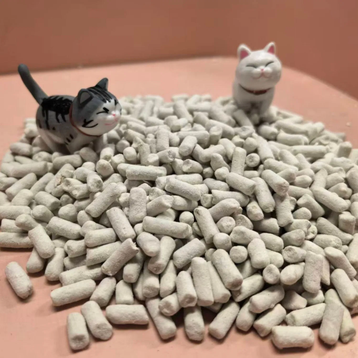 A areia para gatos de pelotas de papel com baixo pó oferece excelente absorção e integridade dos torrões através da tecnologia de fibra de papel pura