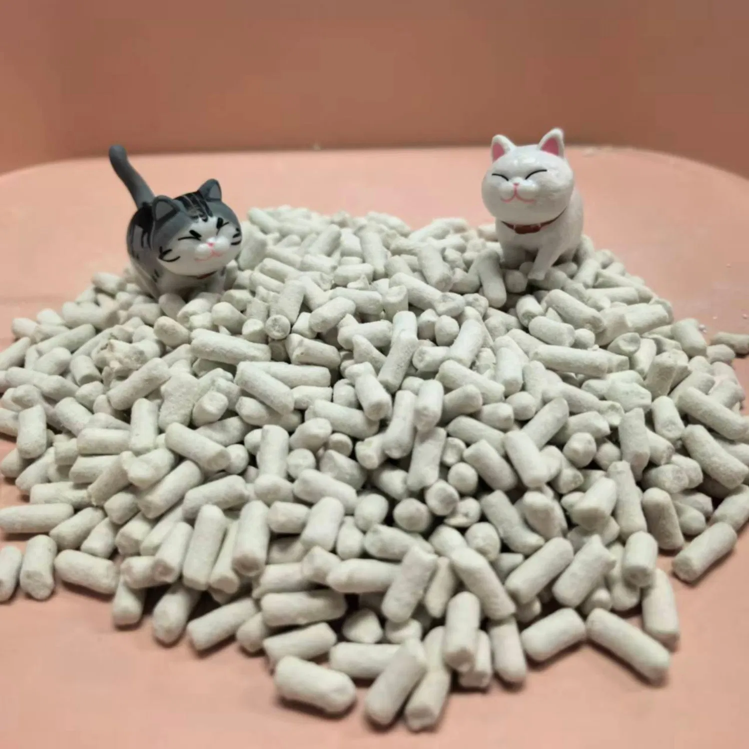 A areia para gatos de pelotas de papel com baixo pó oferece excelente absorção e integridade dos torrões através da tecnologia de fibra de papel pura