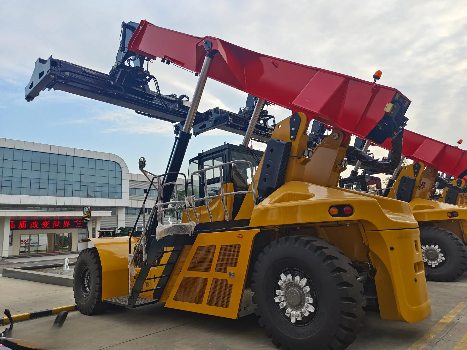 Srsc45V Multi Purpose Container Handler with Fork Attachment