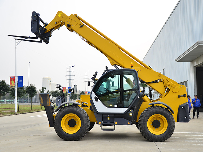 China Famous Brand 7 Ton Telescopic Handler Xtr7025K with 25.1m Lifting Height