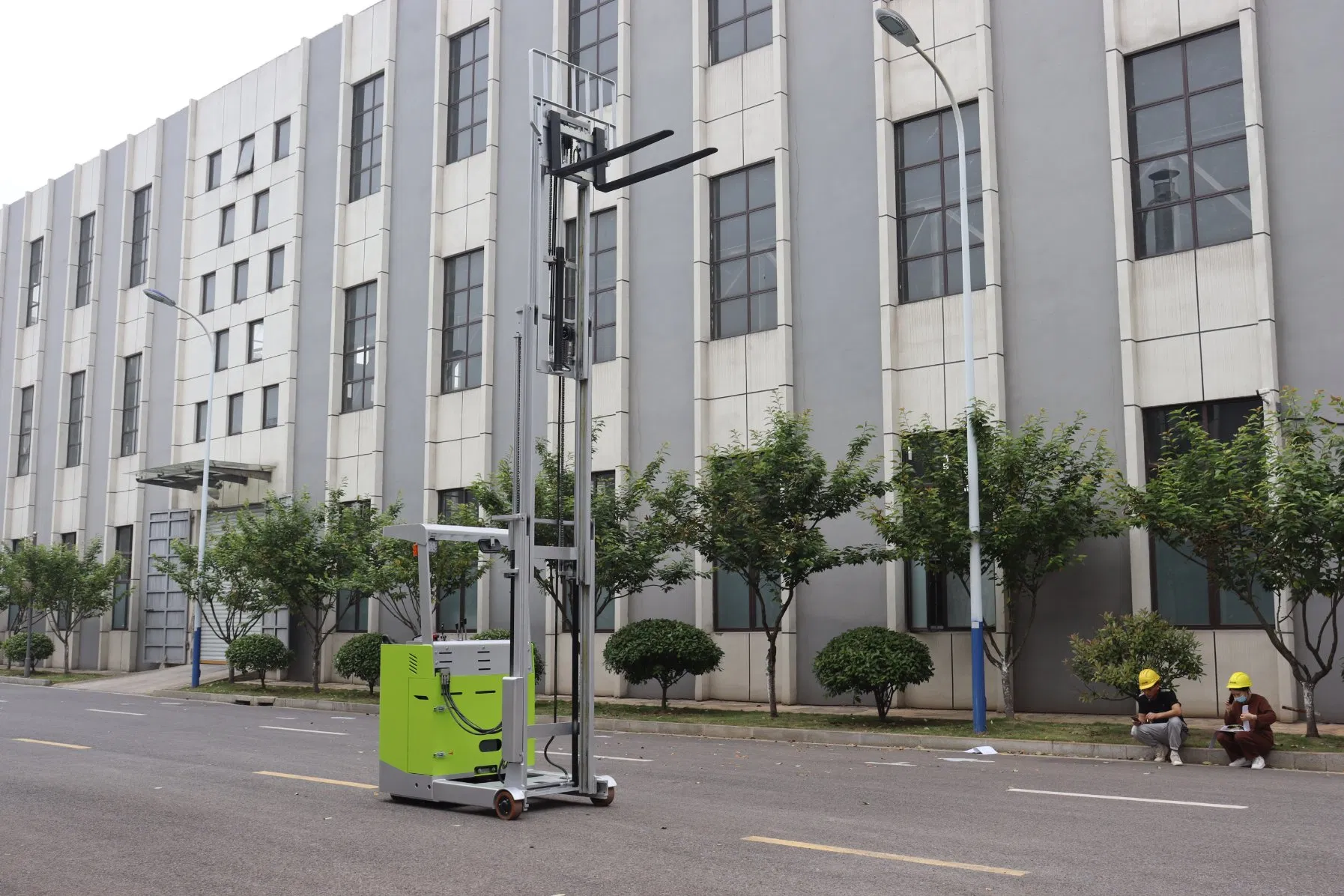 China Supplier Safe &amp; Reliable Electric Reach Truck for Indoor Warehouse Handling