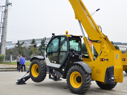China Famous Brand 7 Ton Telescopic Handler Xtr7025K with 25.1m Lifting Height