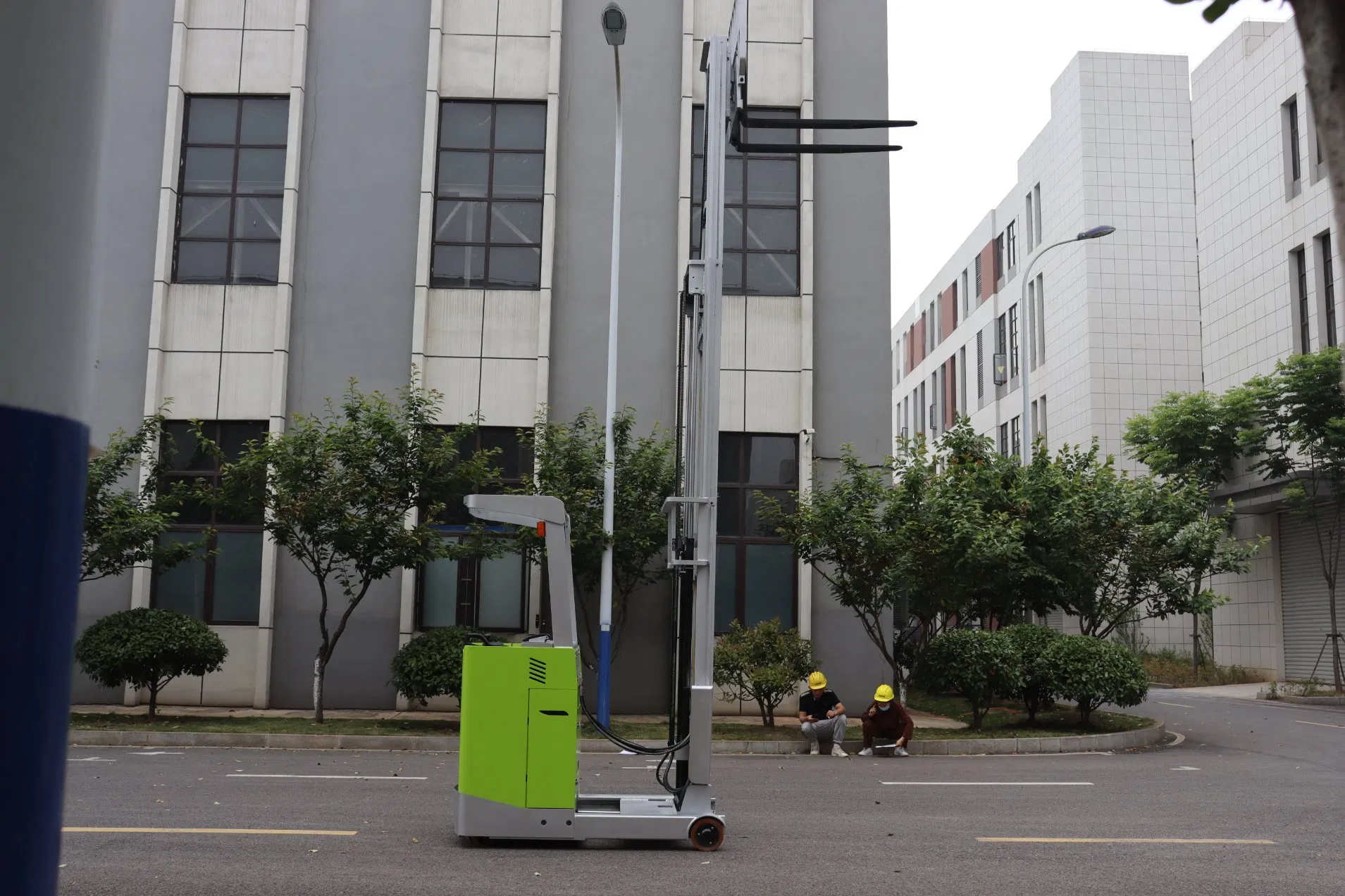 China Supplier Safe &amp; Reliable Electric Reach Truck for Indoor Warehouse Handling