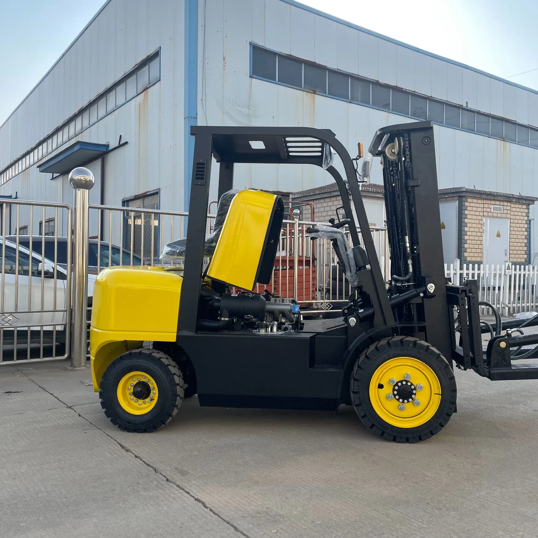 Hot Sale 3ton/3000kg All Rough Terrain Forklift with Hydraulic Shovel Bucket in Stock