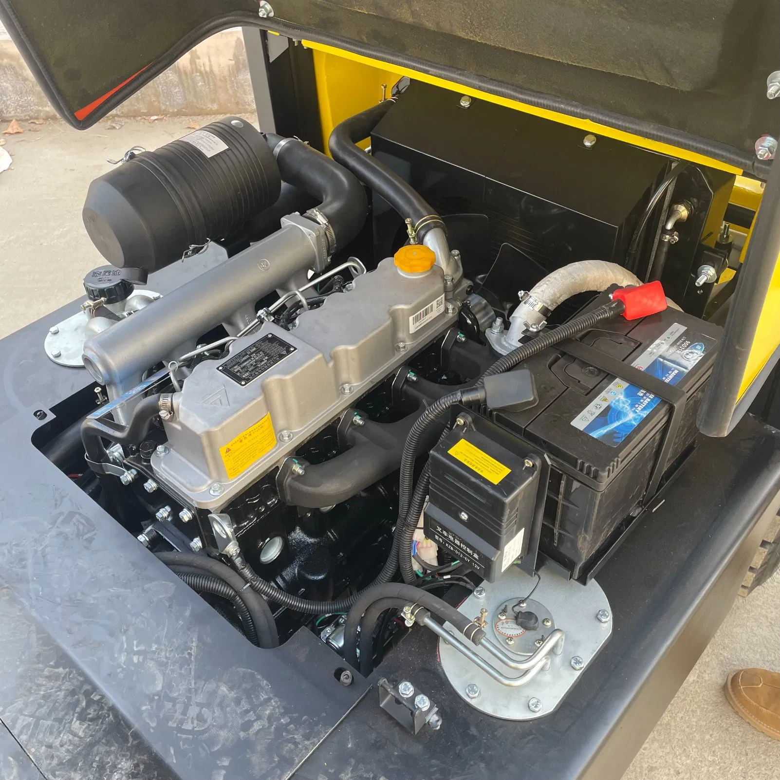 Hot Sale 3ton/3000kg All Rough Terrain Forklift with Hydraulic Shovel Bucket in Stock