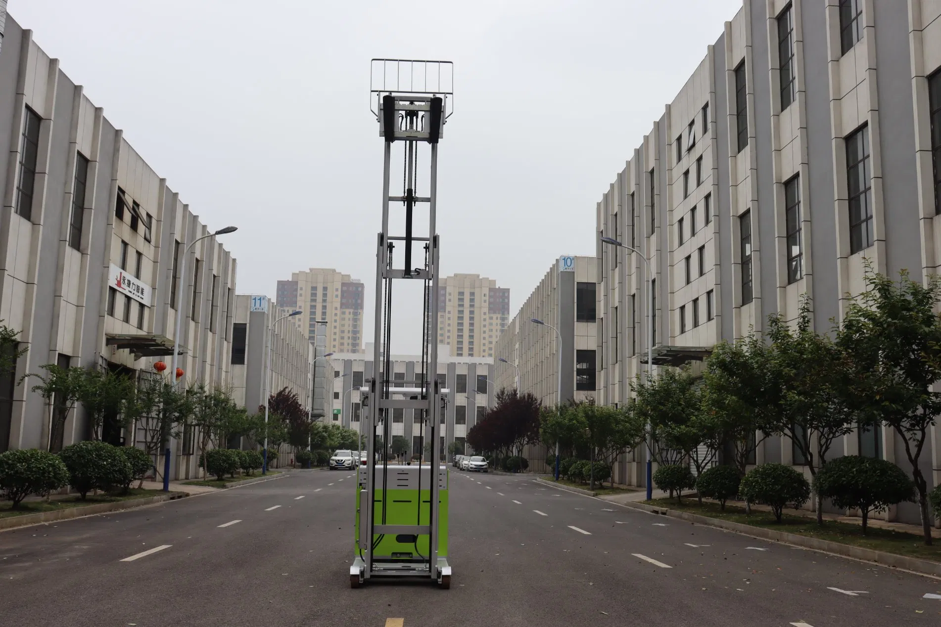China Supplier Safe &amp; Reliable Electric Reach Truck for Indoor Warehouse Handling