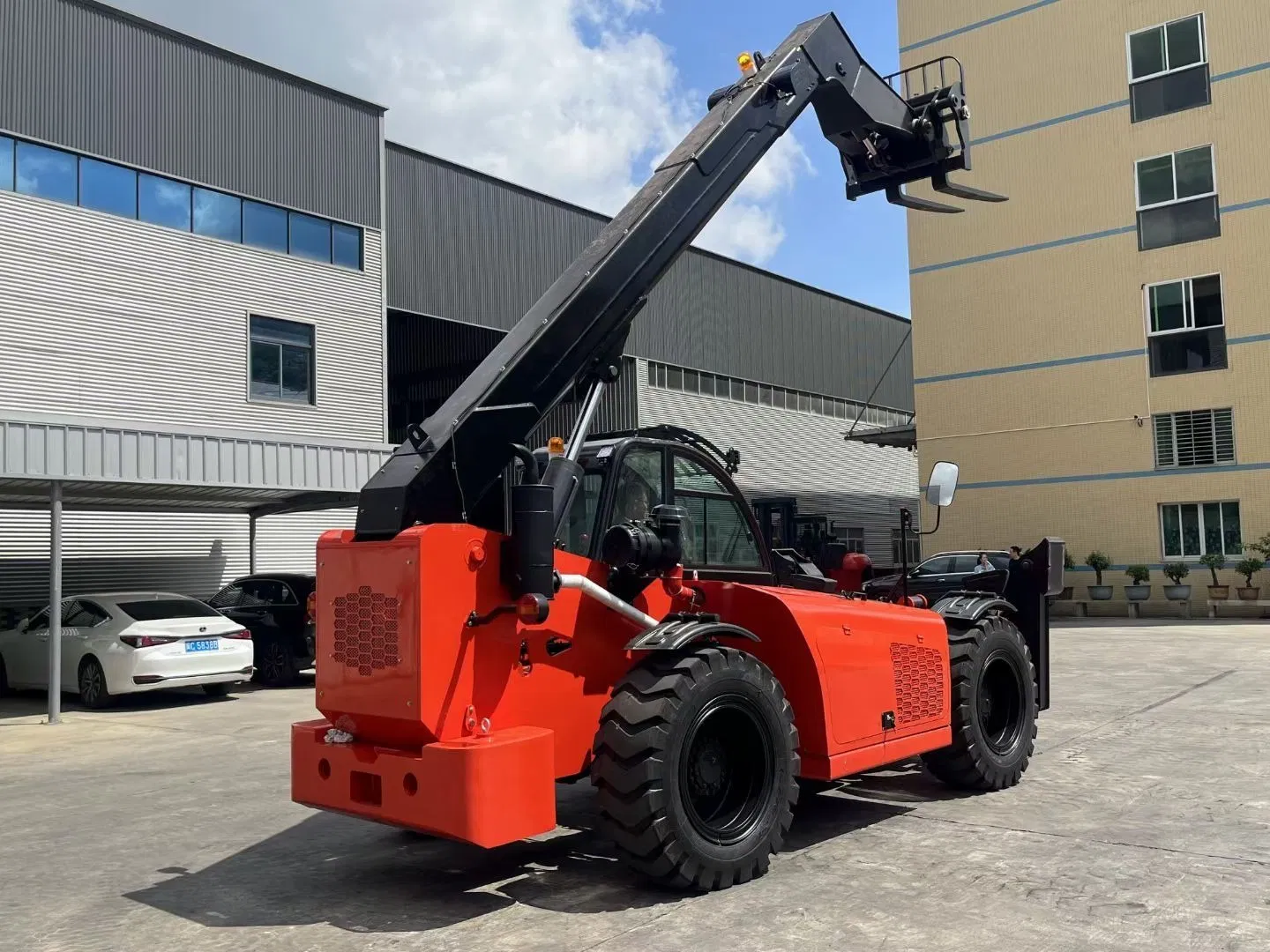 4ton 17m Telescopic Handler Forklift Truck 4WD 360 Rotation