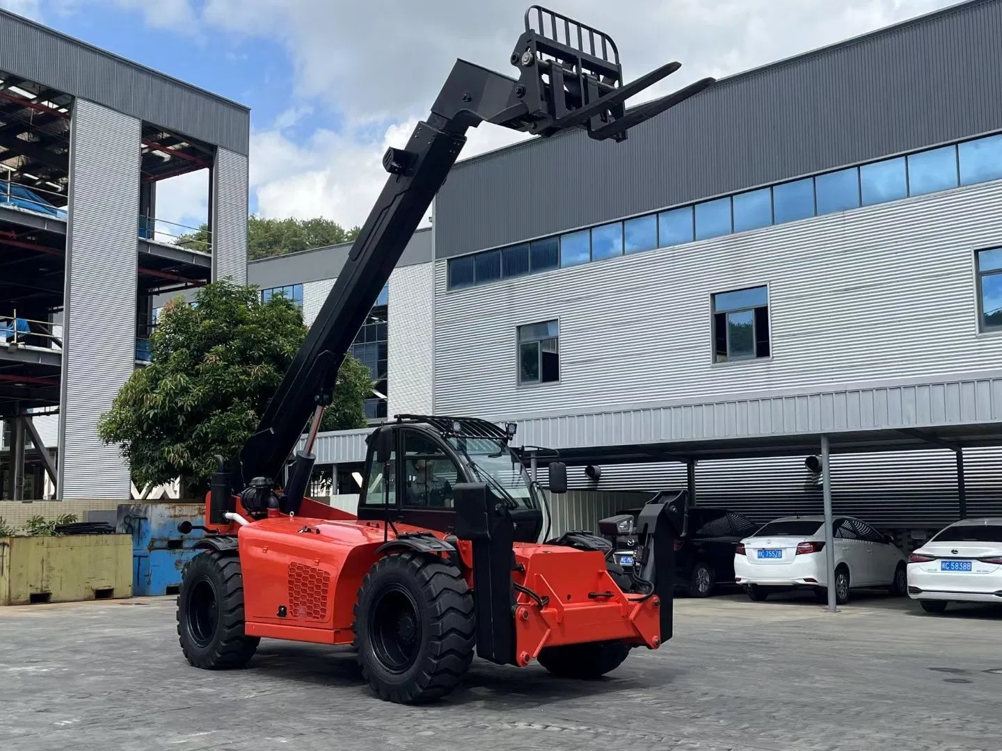 4ton 17m Telescopic Handler Forklift Truck 4WD 360 Rotation