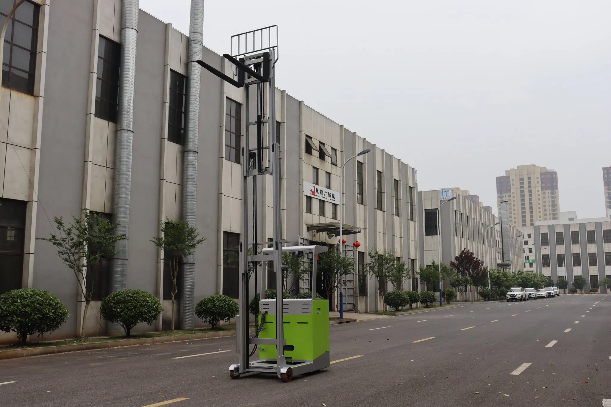 China Supplier Safe &amp; Reliable Electric Reach Truck for Indoor Warehouse Handling