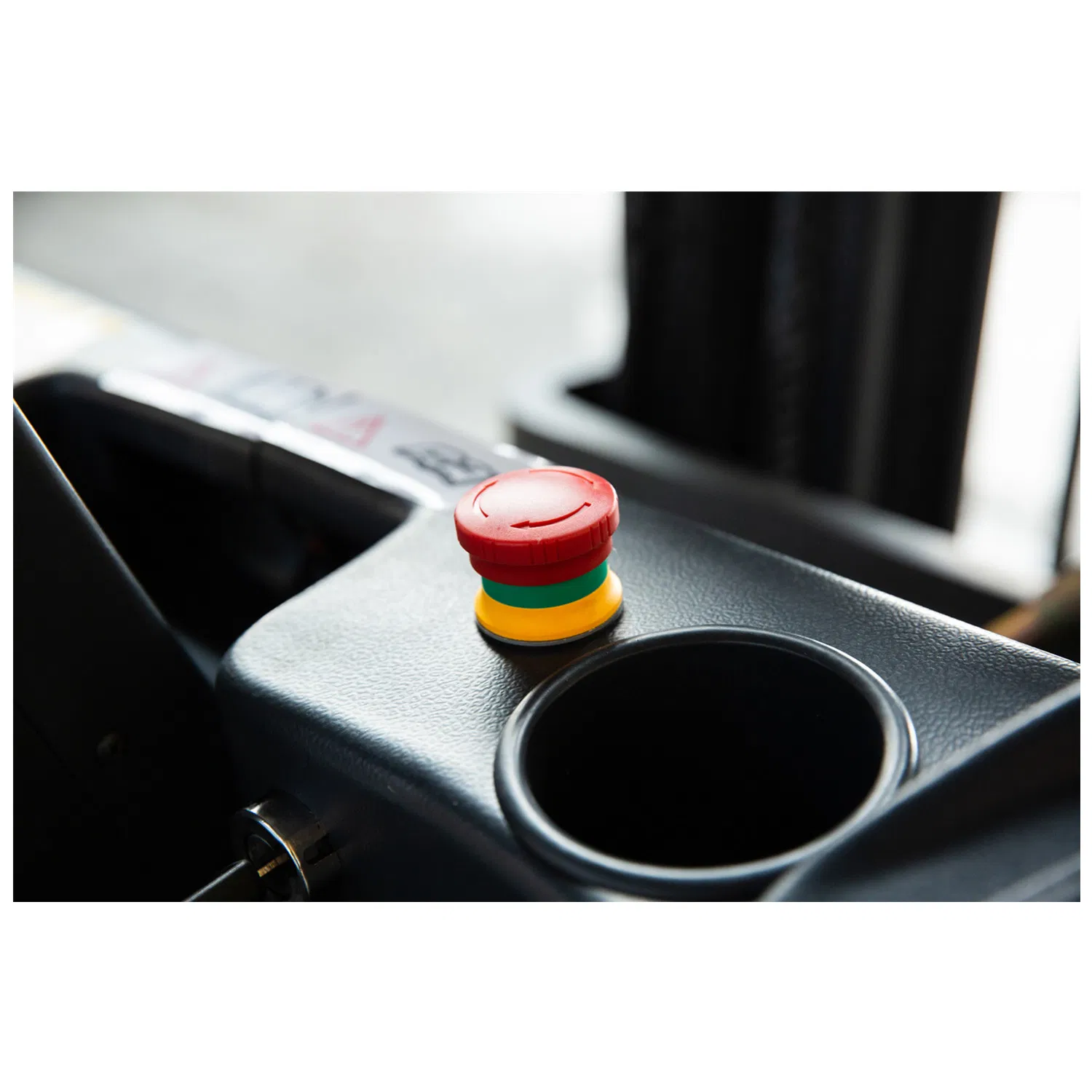 2.0ton Electric Side Loader Forklift with Four Wheels