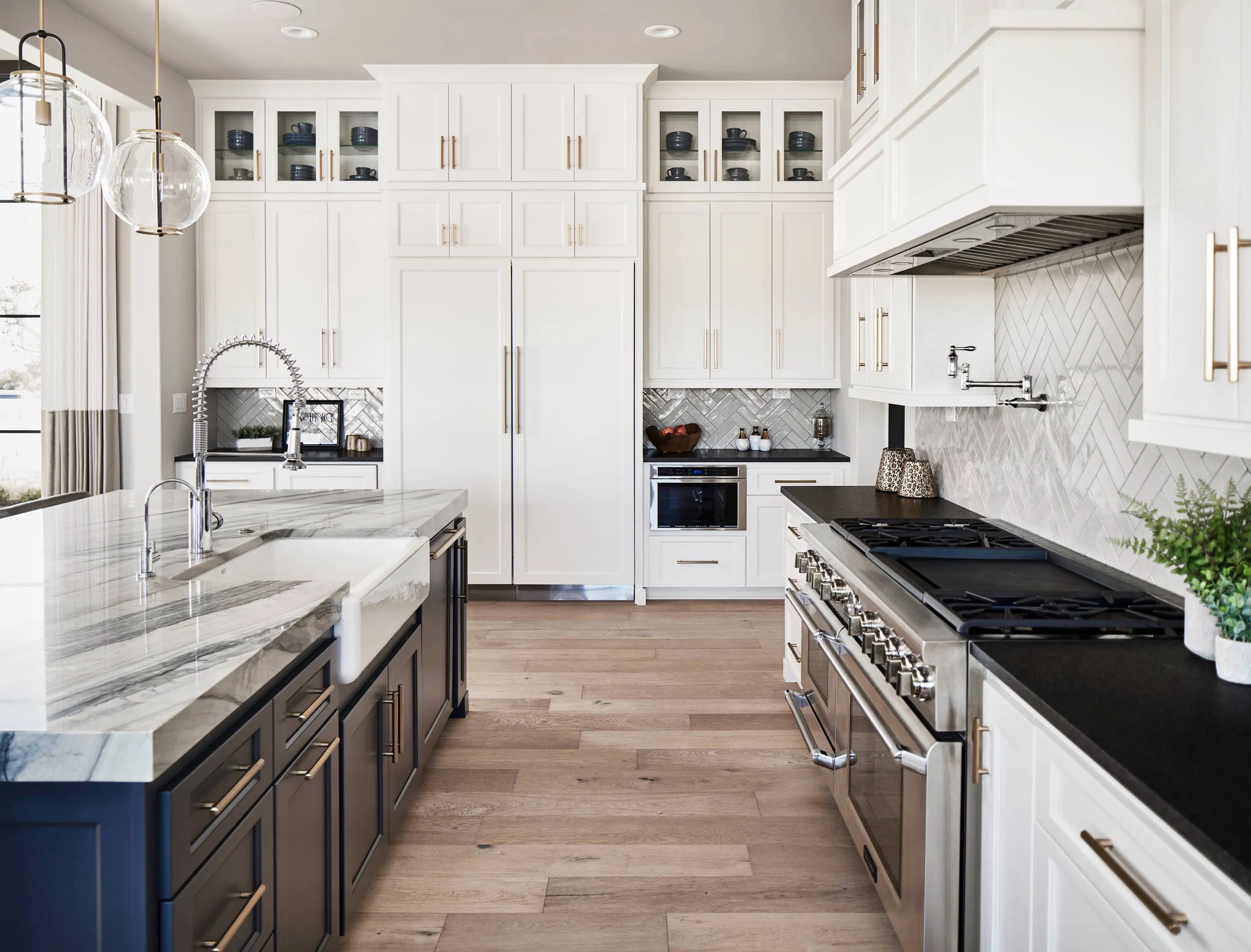 Guangzhou Plywood Carcass Solid Wood Walnut Door White Paint Kitchen Island