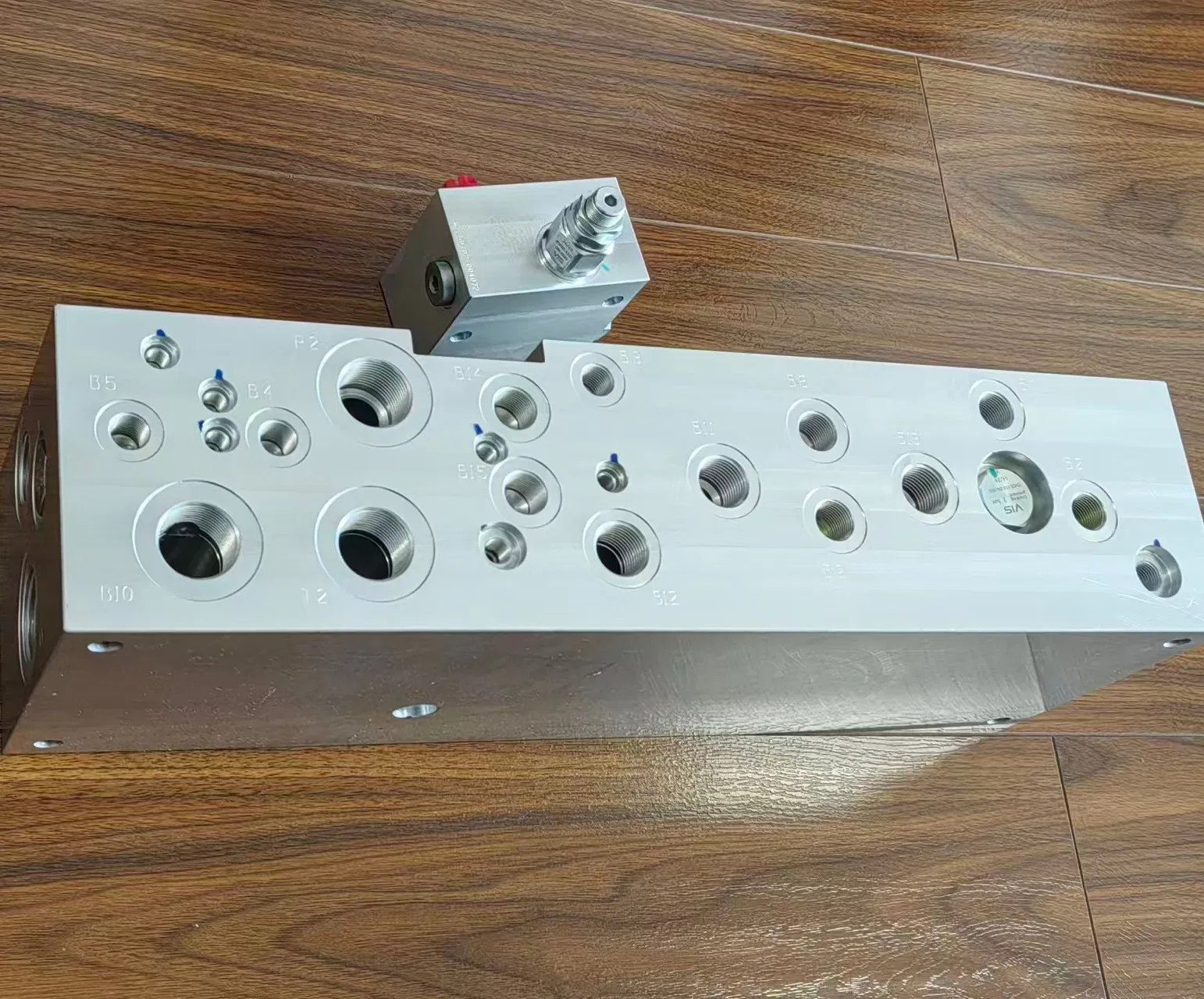 Compact Hydraulic Valve Assembly for High-Performance Machinery Hydraulic Systems