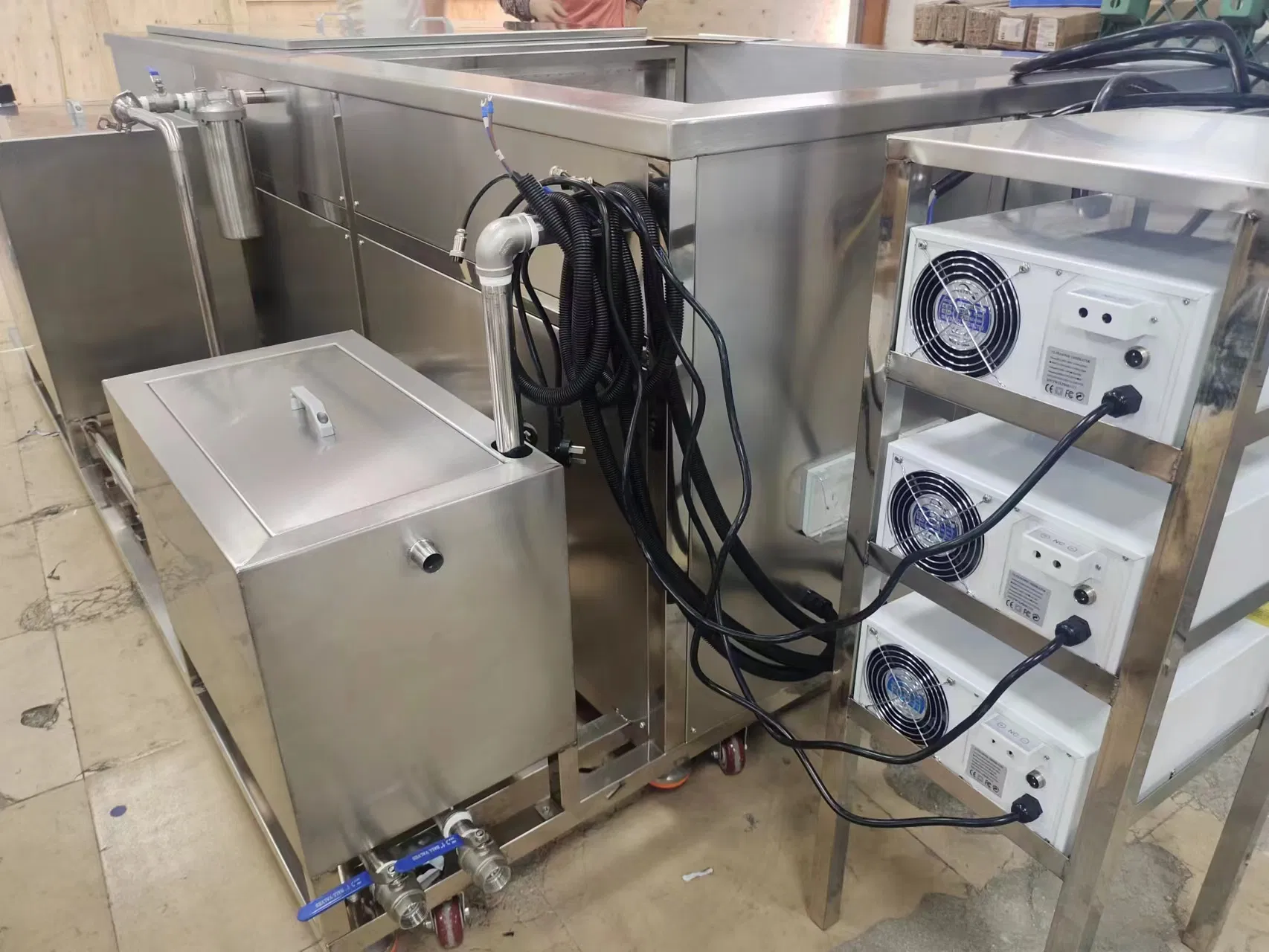Sistema de lavado ultrasónico de bloques de motor con múltiples tanques, con enjuague y secado