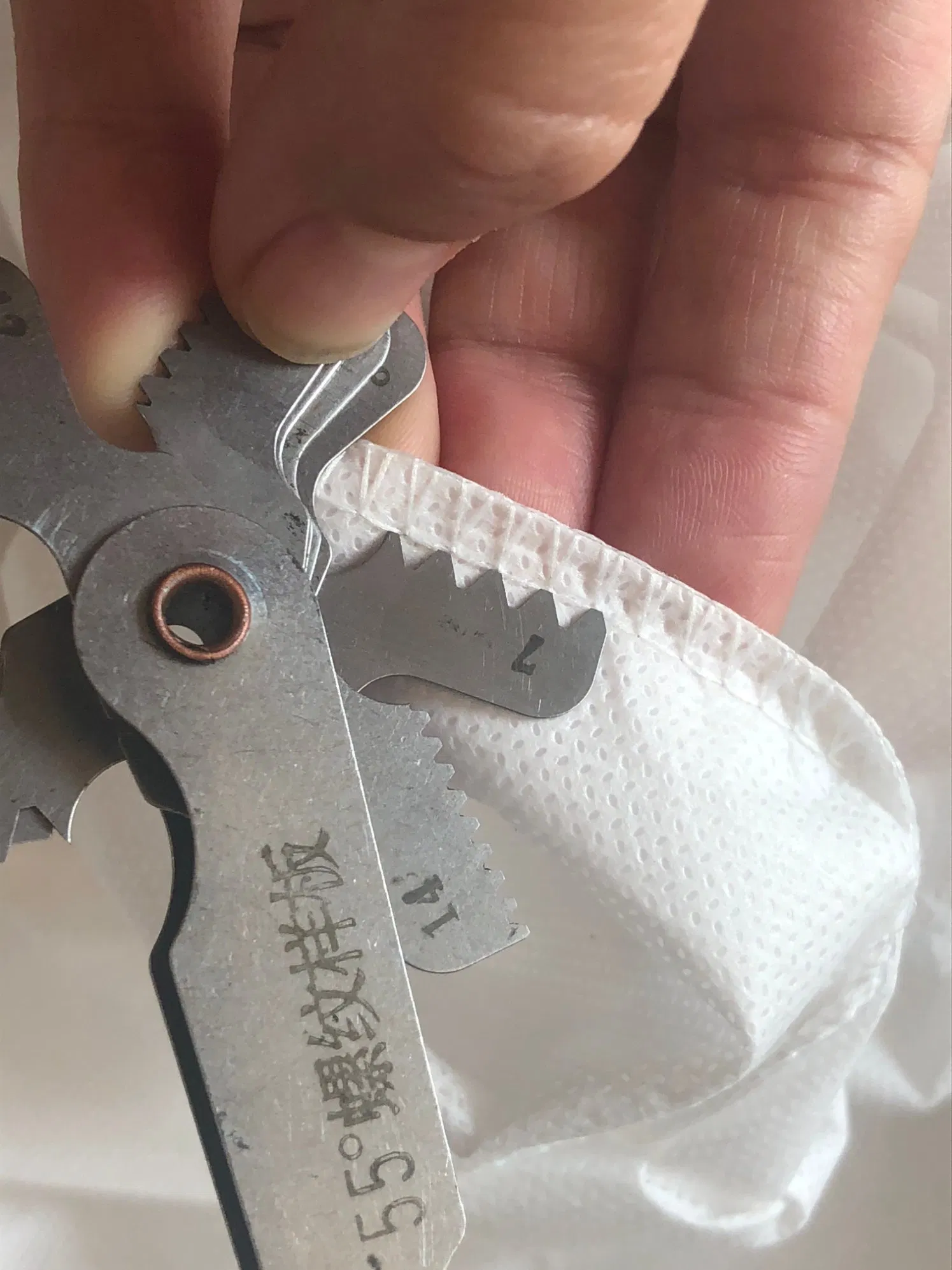 Disposable Non-Woven Coverall with Hood Waterproof Chemical Protective Cloth Clothing Coverall Suits Could Be Used in ICU Ambulance Staff