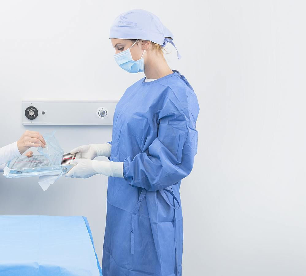 Medical Supply AAMI Level 2 PP SMS SMS Spun Lace Non-Woven Reinforcement Disposable Surgical Gown Apron Isolation Gown