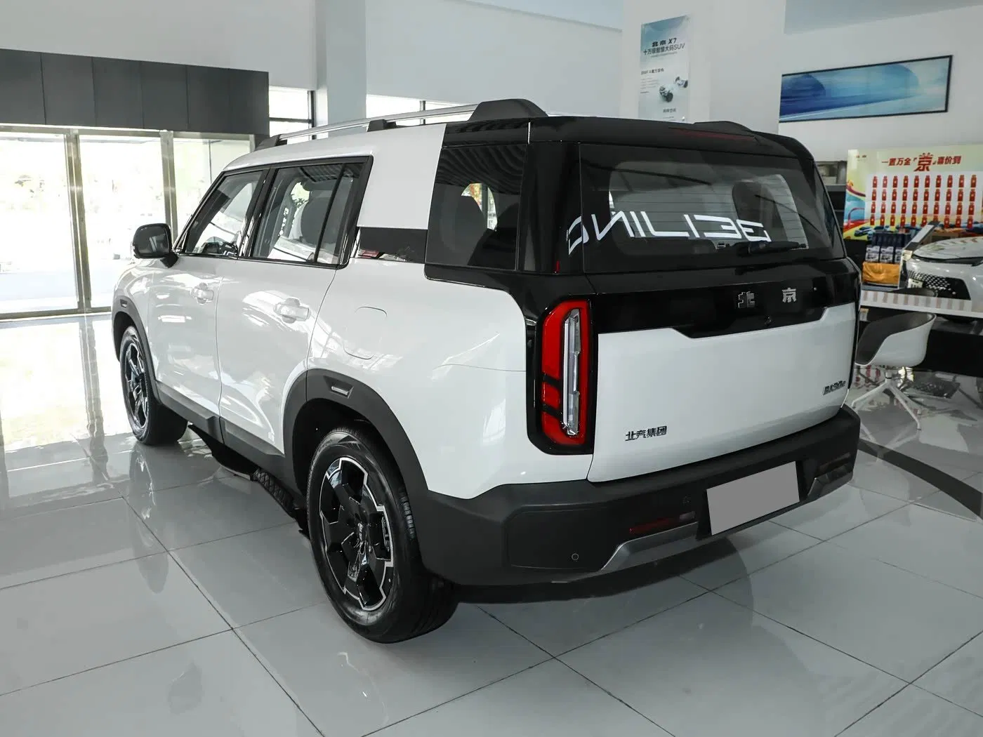 Smart-Tech Stylish Beijing off-Road Bj30 Sport Utility Vehicle for Family Road Trips