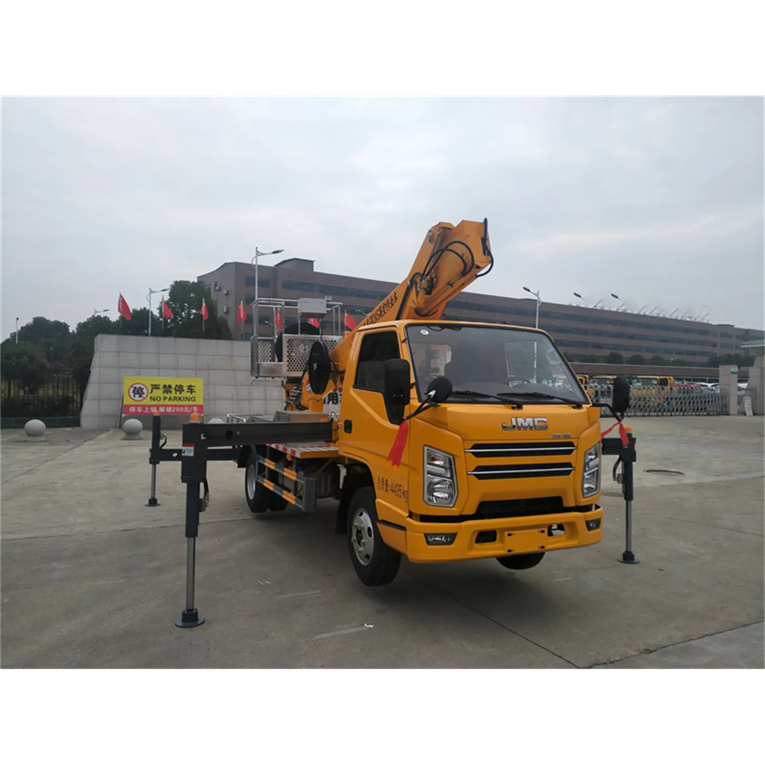 Heavy-Duty Aerial Work Truck with 132HP Engine and Sturdy Design