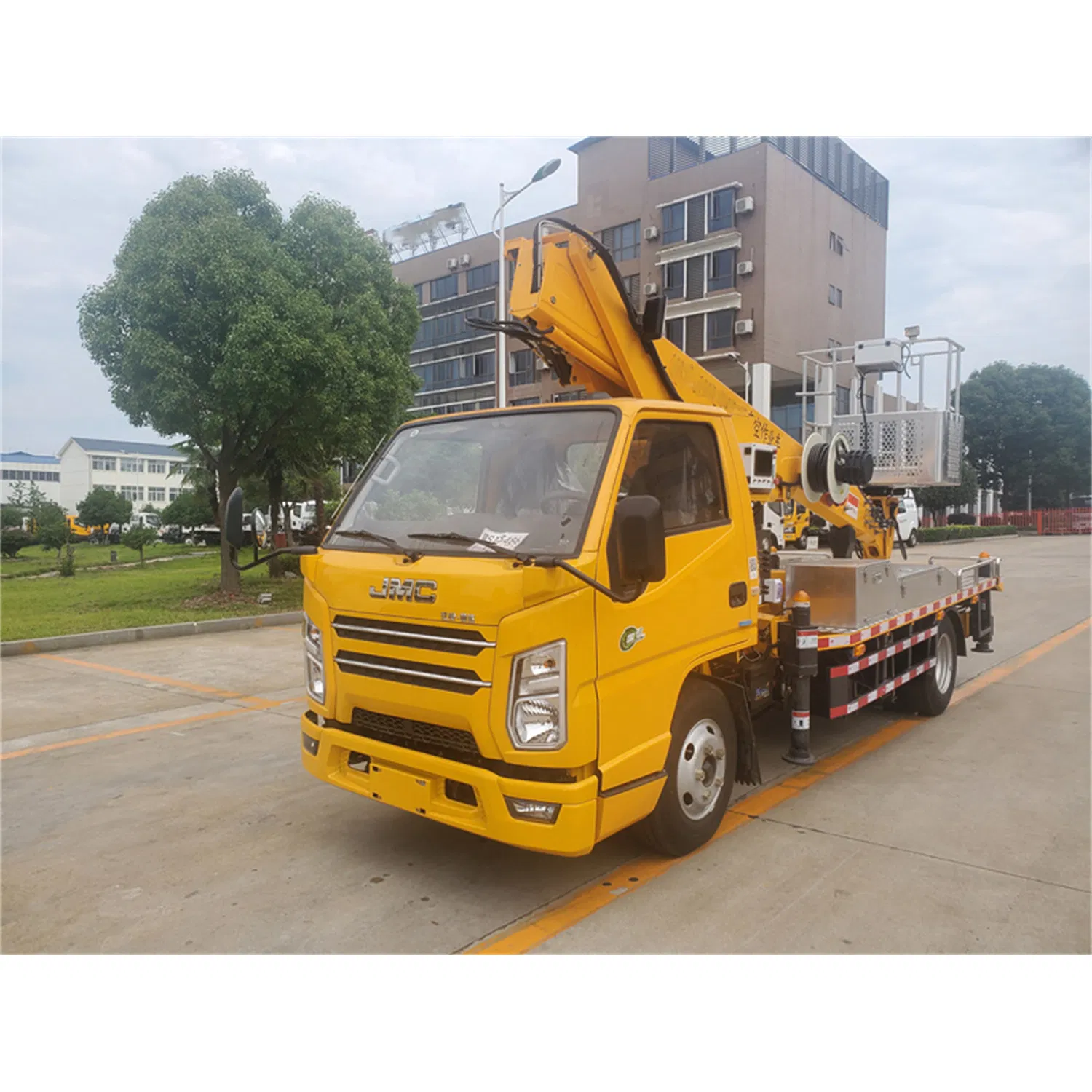 Heavy-Duty Aerial Work Truck with 132HP Engine and Sturdy Design