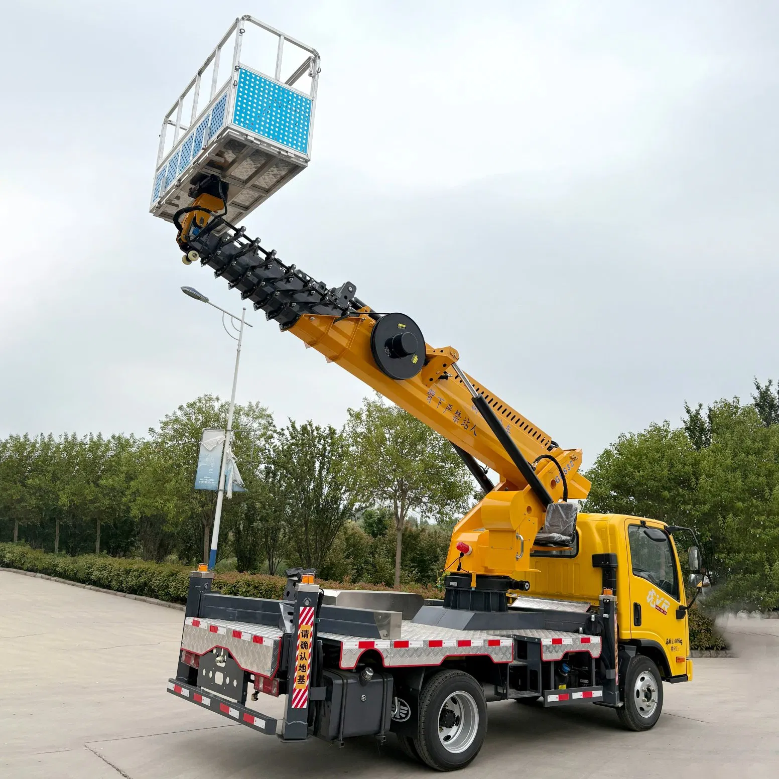 FAW Heavy-Duty 32m Telescopic Boom Aerial Work Platform Truck