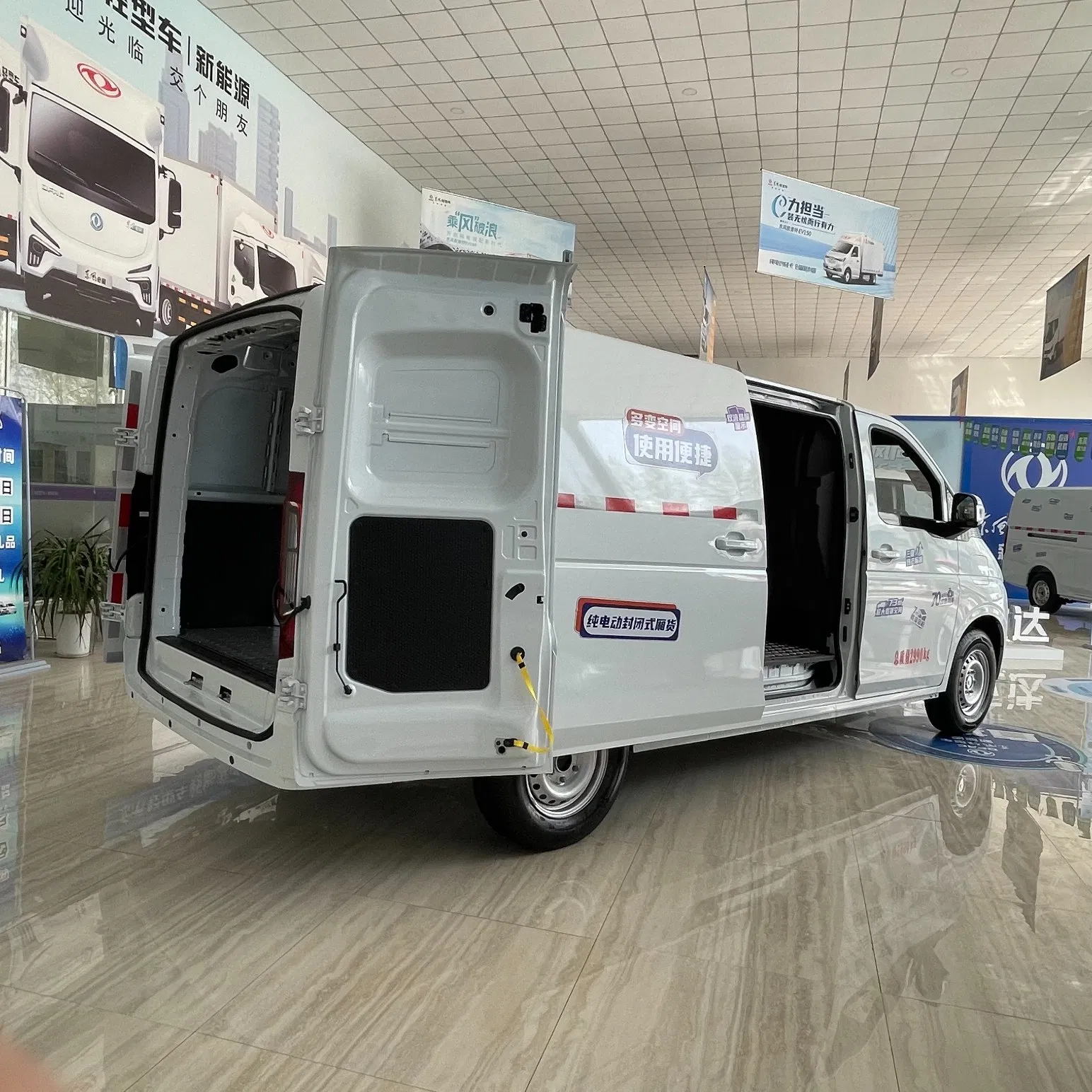 EV Commercial Van Electric Cargo Express Van Dongfeng Ruilida V7