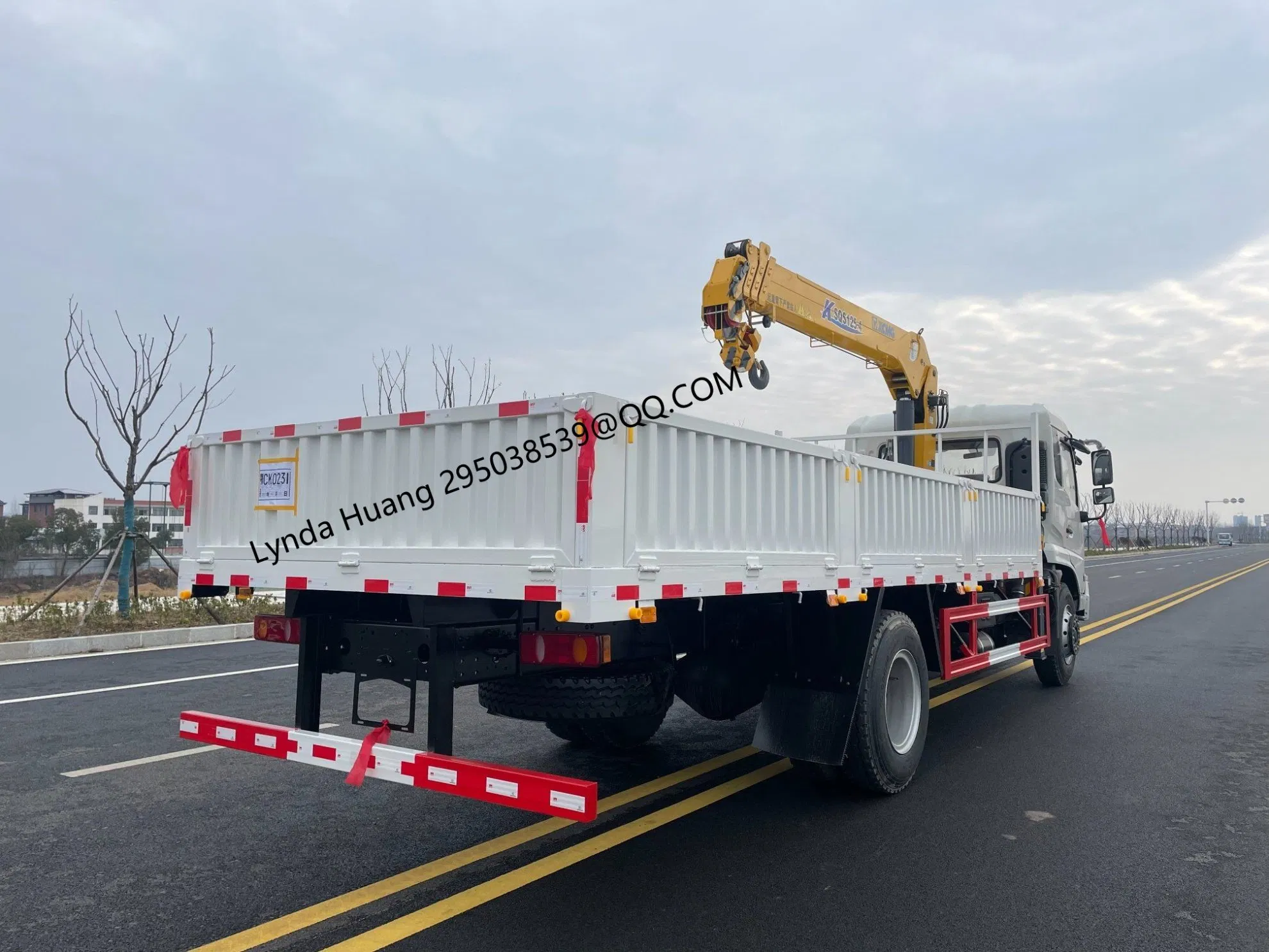 Heavy-Duty Crane Truck with 8t Crane for Efficient Construction Work and Lifting Tasks