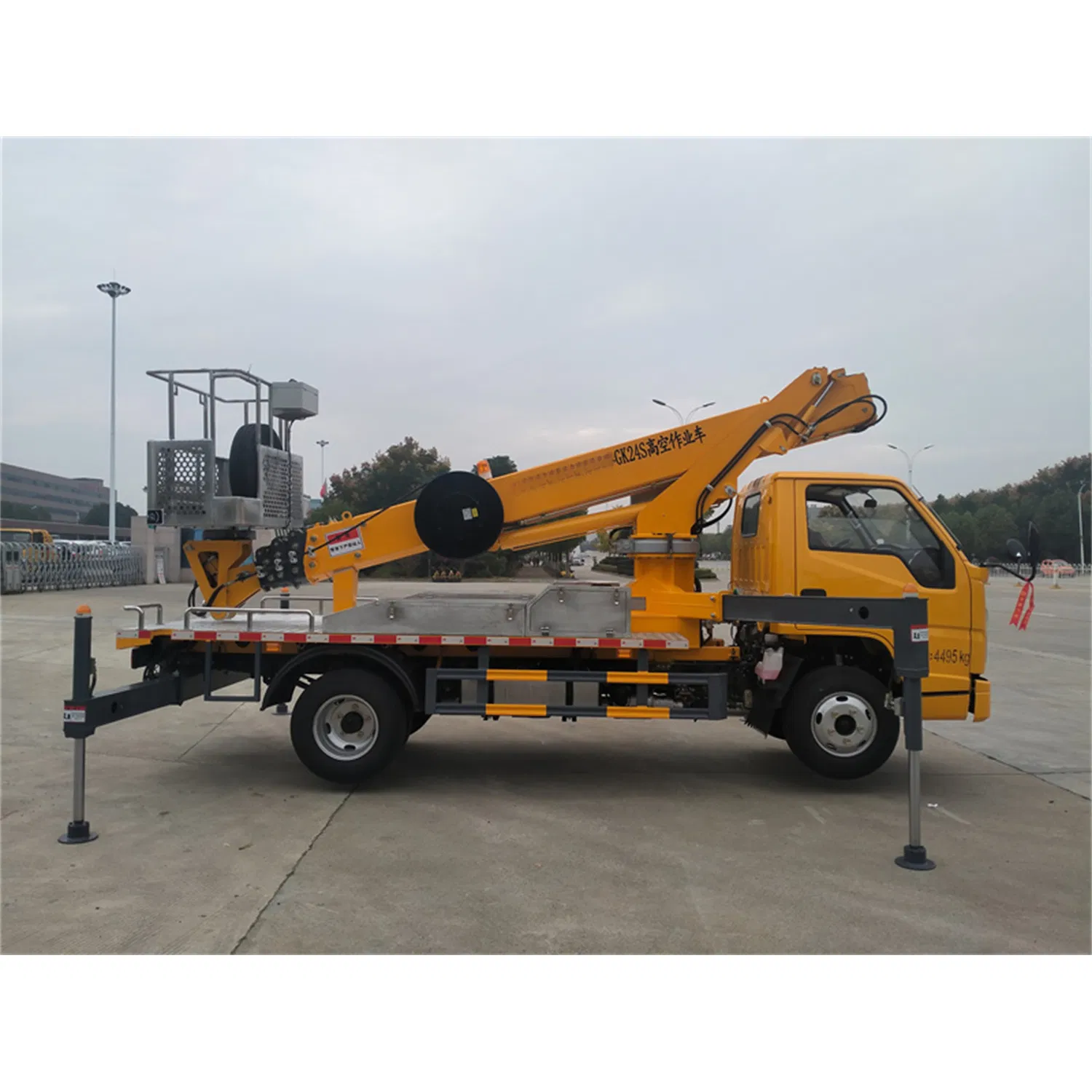 Heavy-Duty Aerial Work Truck with 132HP Engine and Sturdy Design