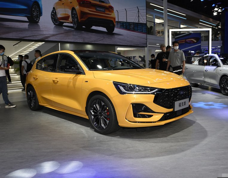 2020 Ford Focus Luxury Sedan - High-Performance Gasoline Vehicle