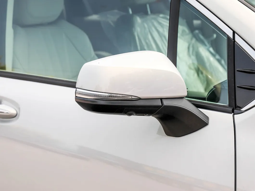 Sienna Hybrid MPV Exterior