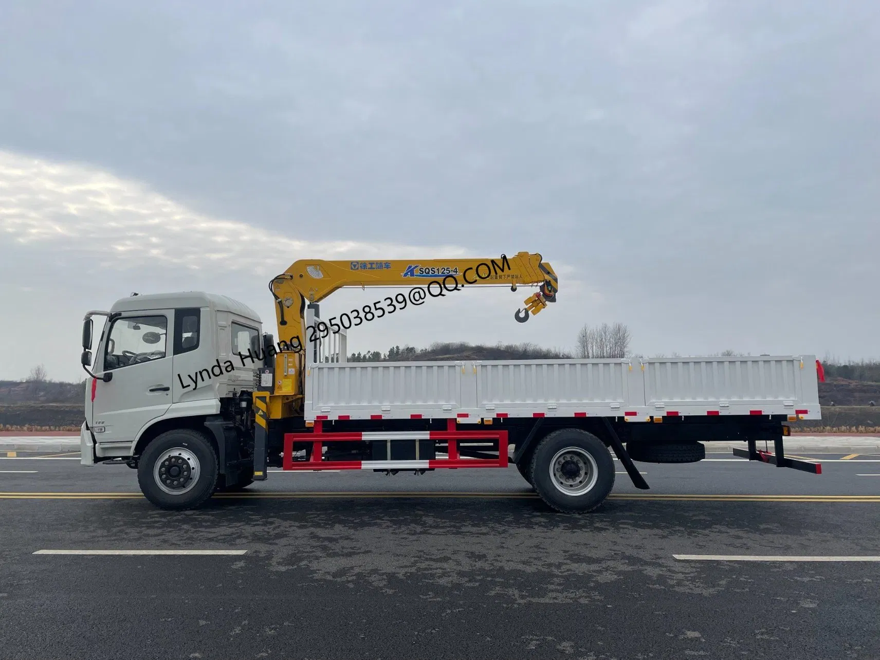 Heavy-Duty Crane Truck with 8t Crane for Efficient Construction Work and Lifting Tasks