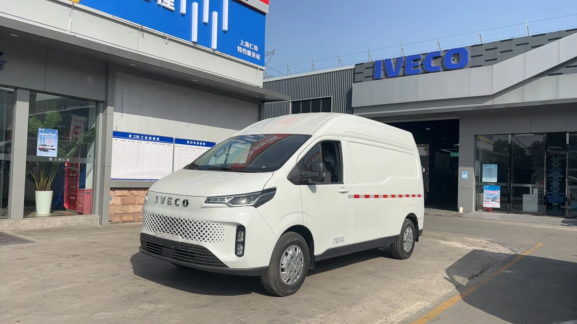 Naveco Brand High-Quality New Energy Commercial Vehicles Iveco Juxing Fidato Daily Electric Cargo Van