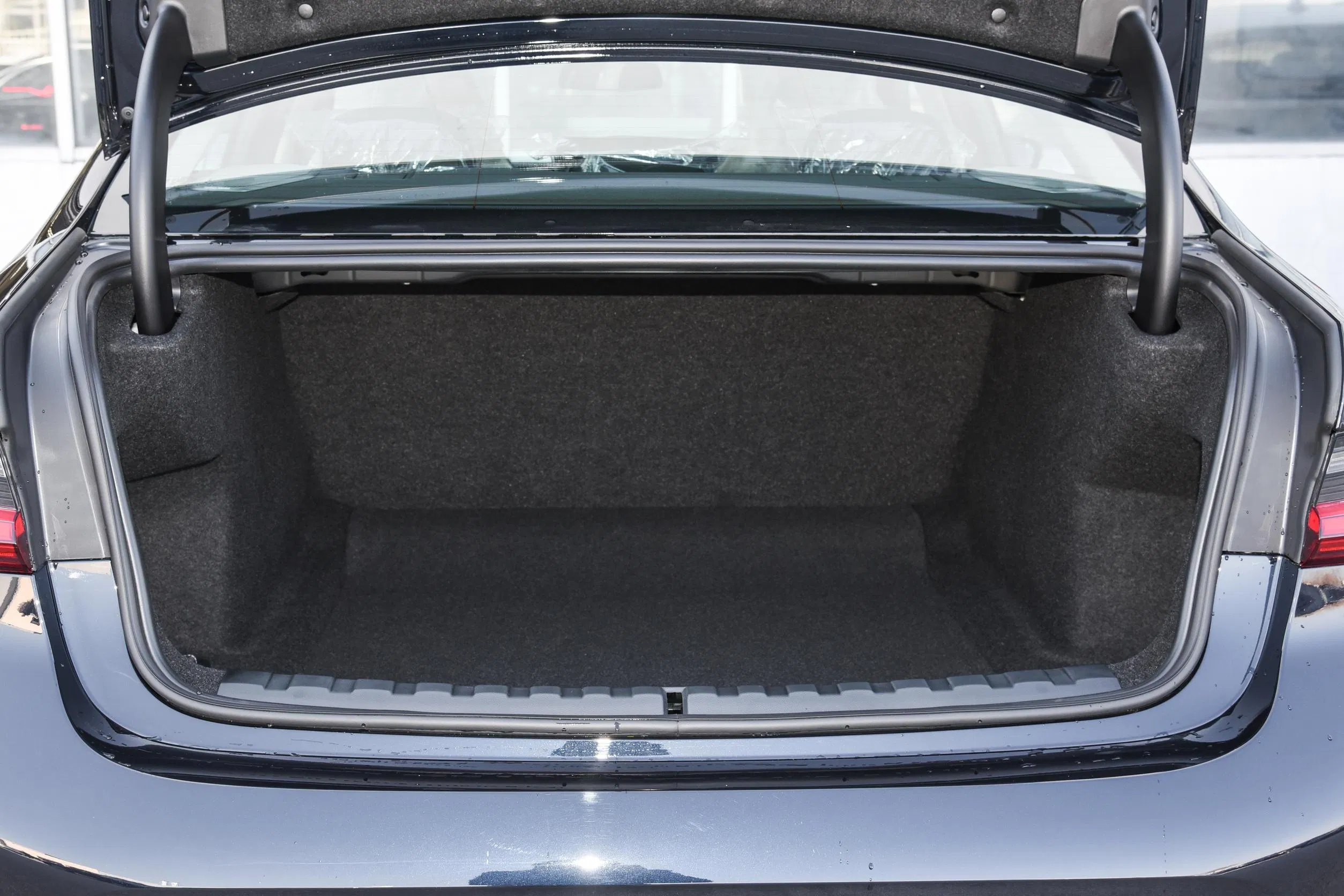 Used Hot Selling 3 Series Luxury Large Sedan