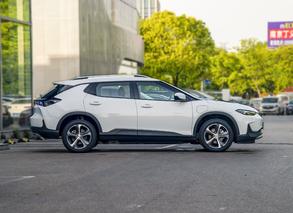 Next-Generation Smart Electric SUV with Innovative Energy Solutions