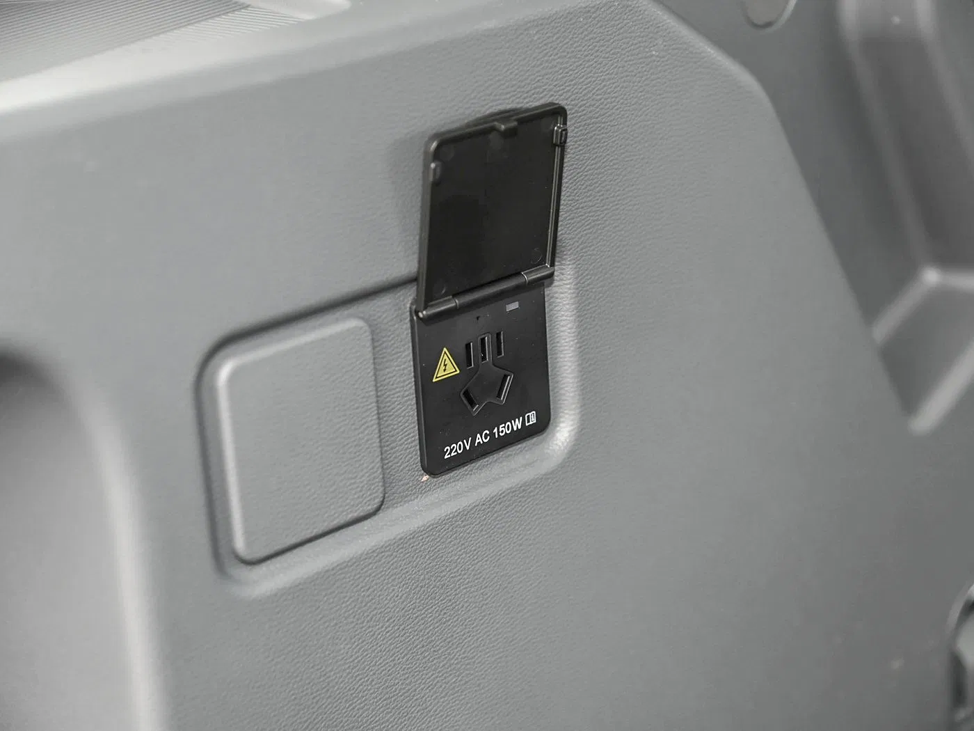 Style-Forward Versatile Beijing off-Road Bj30 Sport Utility Vehicle for Family Road Trips