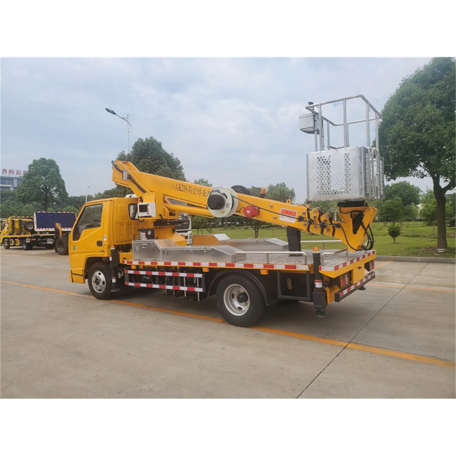 Heavy-Duty Aerial Work Truck with 132HP Engine and Sturdy Design