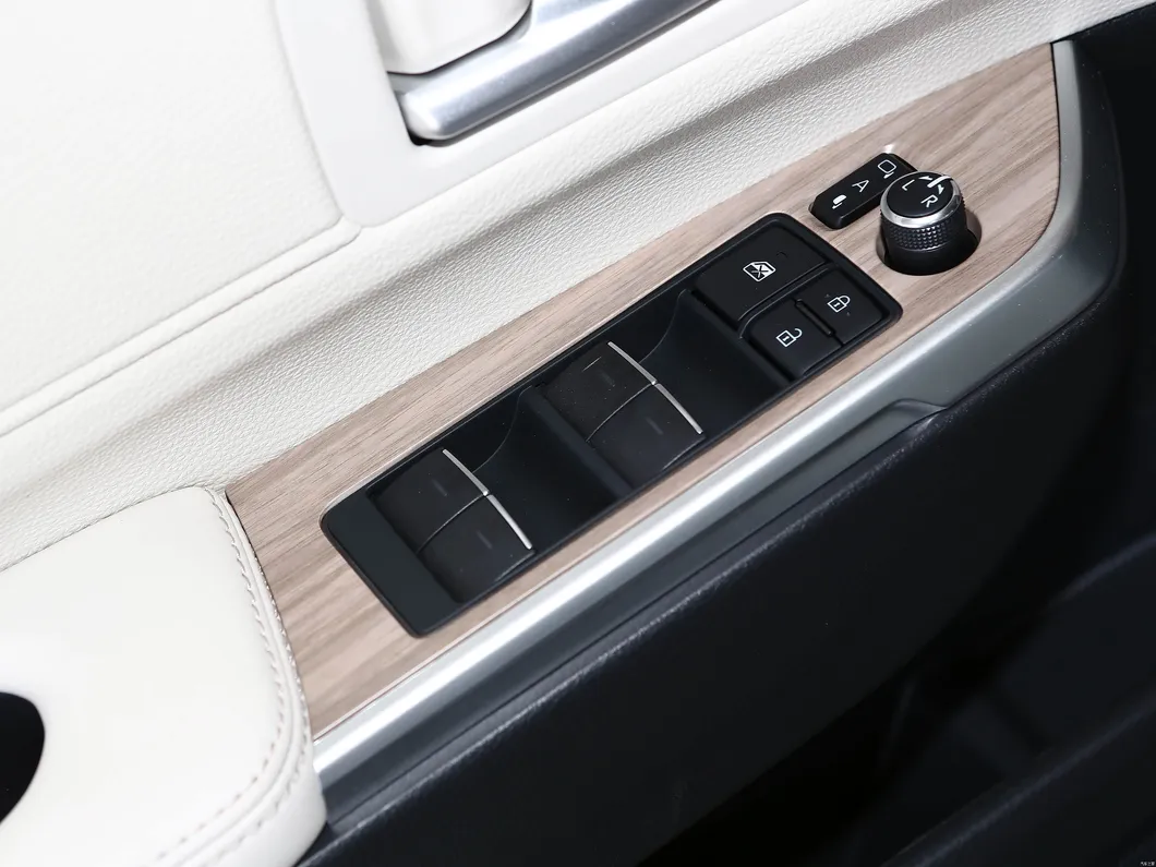 Sienna Hybrid MPV View 3