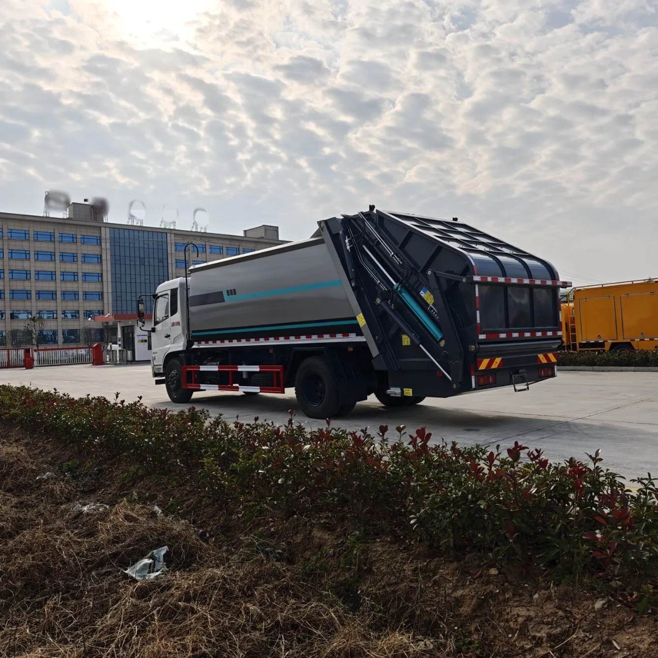 20cbm Dongfeng 4X2 Heavy-Duty Compactor Compressed Transfer Recycle Garbage Truck Vehicle High-Efficiency for Municipal Sanitation Work